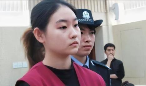 “我就是冯巩的秘密情人，他答应分手给我五十万，现在却翻脸不认人！”2004年，老