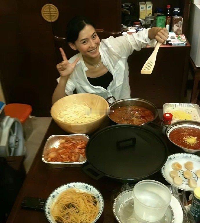 2010年，谢霆锋和张柏芝在小家请阿Sa和朋友来家中聚餐时的合影，谢霆锋搂着柏芝、眼底的深情快溢出来