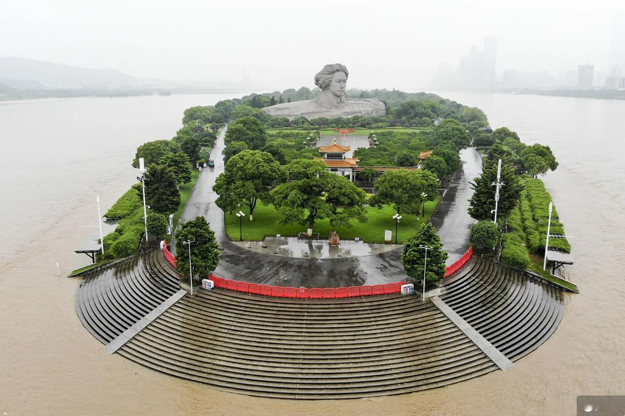 这橘子洲建的好像也不怎么样，怎么有那么多的人坐火车去看。跟武汉的南岸嘴比较，好象