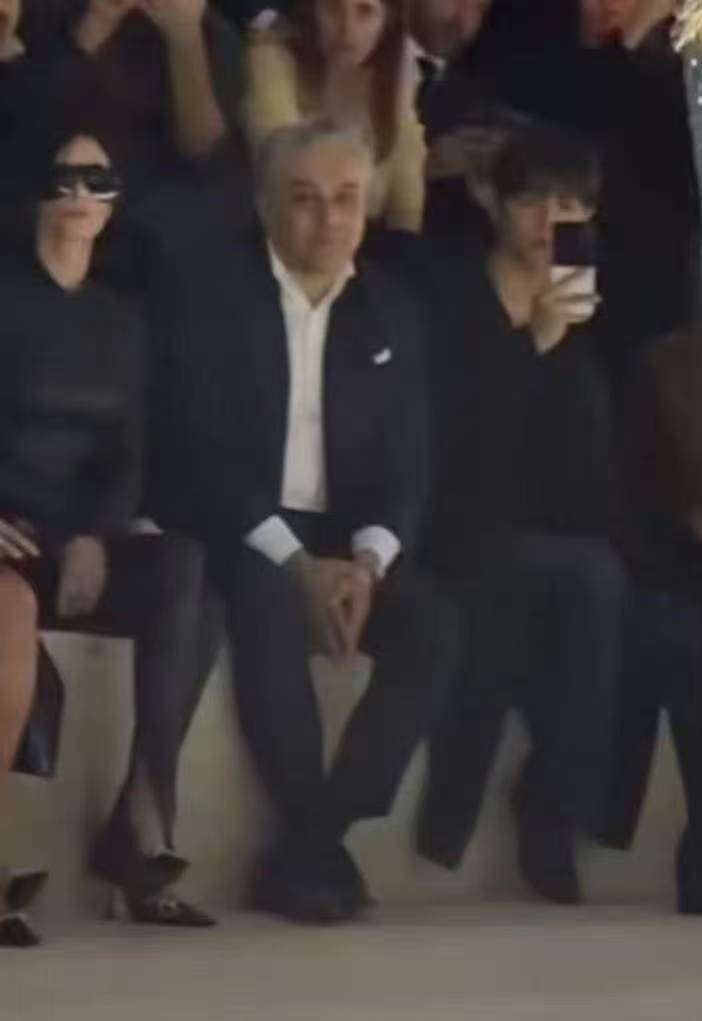 网友：“当了CEO一个好处就是可以坐肖战旁边”哈哈哈哈哈哈姐妹！雄起！！！！！