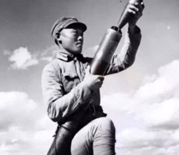 1945年在山上休息的迫击炮手陈宝柳，忽然发现30多个日军和几个女人，正在不远处