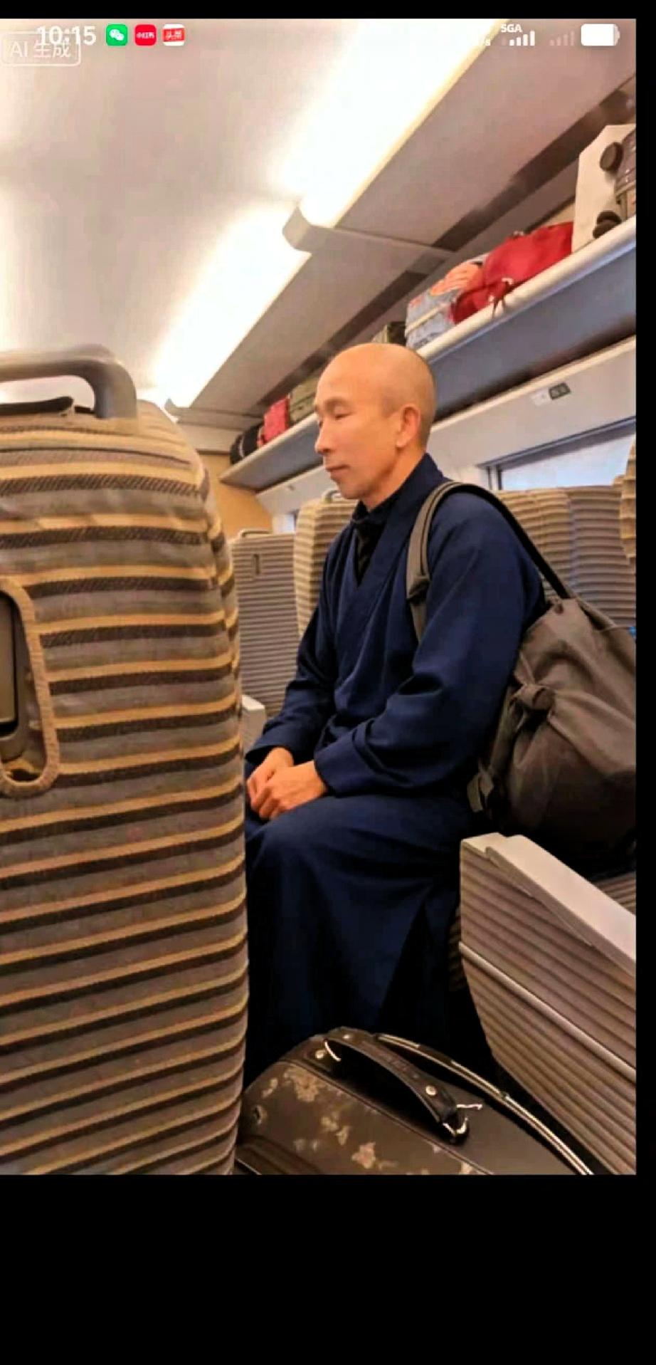 高铁上挨着坐了个出家人，我也没忍住好奇心，跟他搭了几句话。起初只是出于礼貌