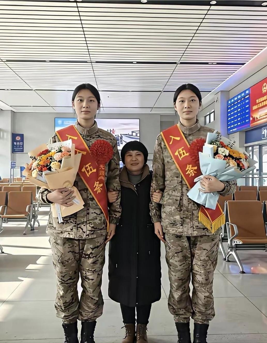 这位妈妈真的太了不起！一对双胞胎女儿，双双光荣入伍。送兵现场总能让人心头一颤
