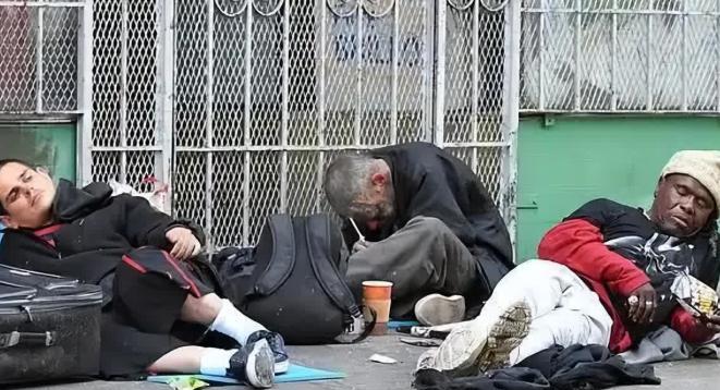 为什么美国人一旦破产，基本上都无法翻身？一位好心的美国网友表示：在美国大街上的流