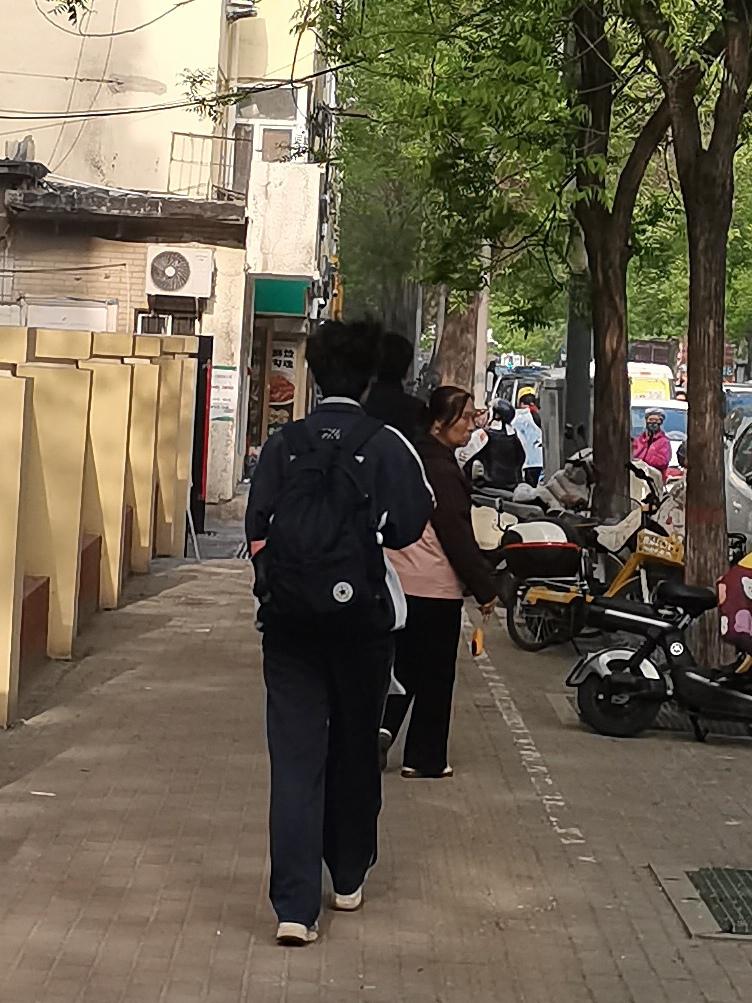 落叶不知秋已去，摄影十字路口径。人生多少选择路，四季风情由君品。