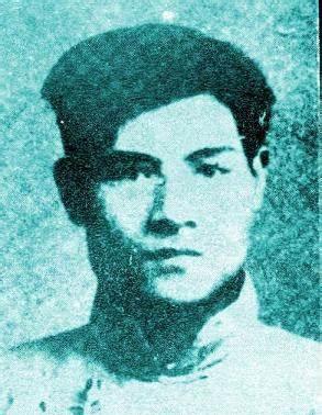 1938年的春天，延安的黄土坡上野花零星绽放，中央党校的学员们正热烈讨论