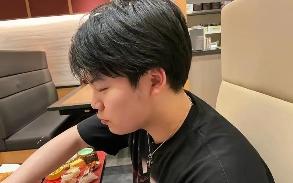 松岛辉空还真是个孩子，世界杯赚了5万美金，没想到回到日本后，她做的第一件事