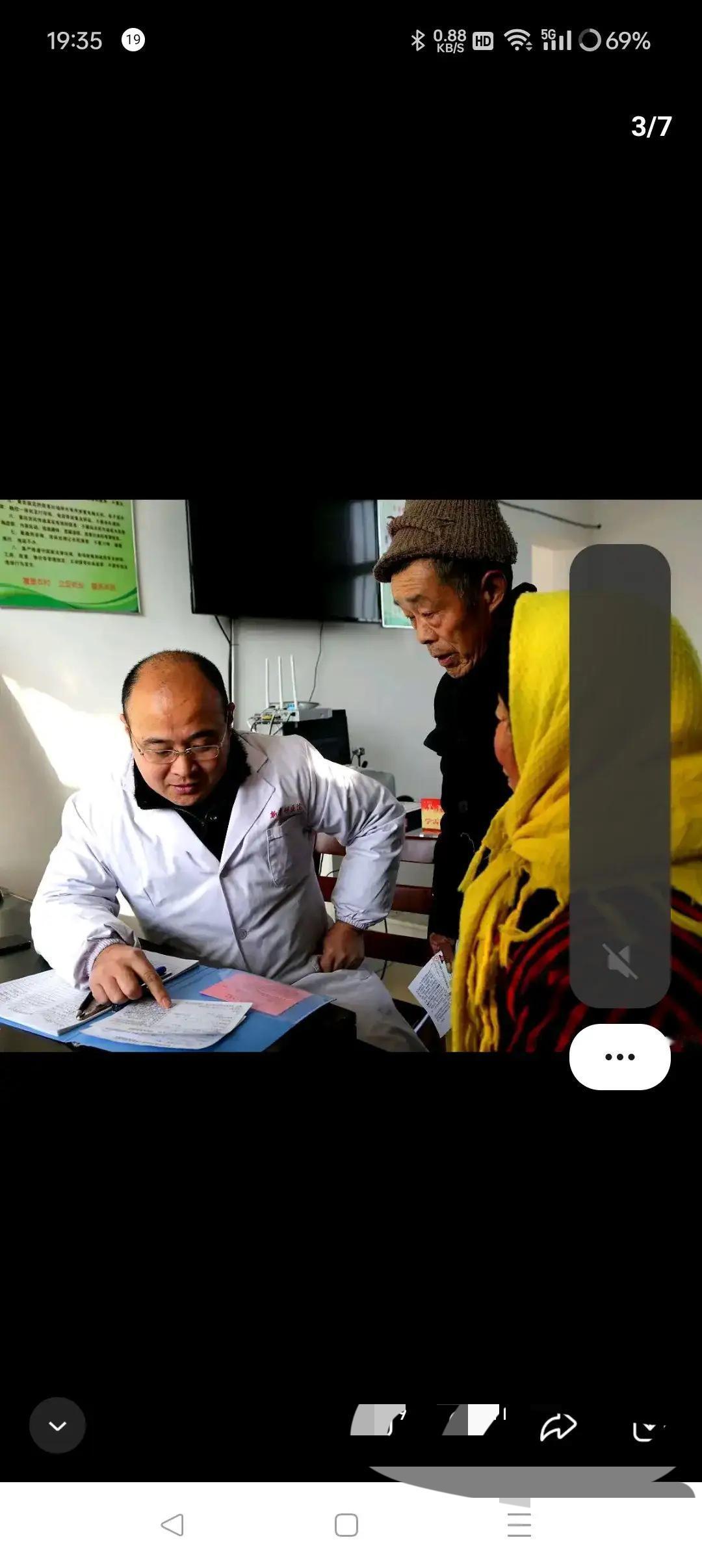 一位老农民查出癌症起身准备离开，医生问他准备怎么治，农民淡淡地回答说不治了，治则
