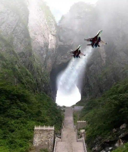 这个地方除了天梯这个人造景之外，天梯上面还有个天门洞，以前还搞过非常火战斗机穿越