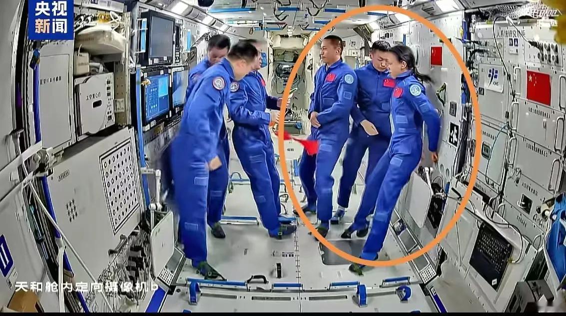 本来看到神舟21号和神舟23号航天员交接仪式，是非常开心的。但是，当我看到角