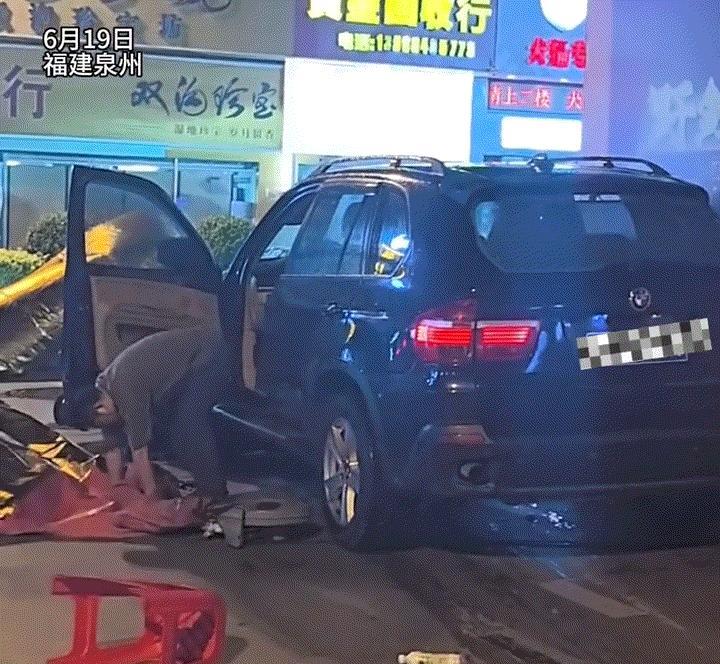 太可怕了！福建泉州，一宝马车酒后驾车被查时突然闯卡，撞开石墩冲向人行道，并连撞多