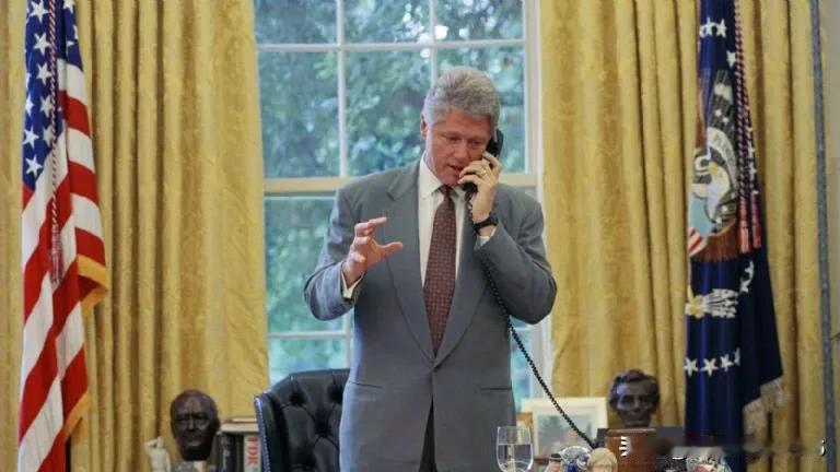 爱泼斯坦文件里的笑话一则：希拉里·克林顿去医生那里做检查，却发现自己怀孕了。