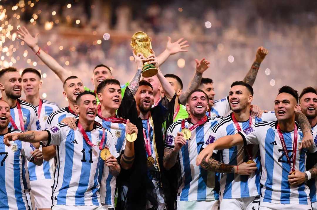 2022年梅西捧起大力神杯，让无数球迷为之疯狂，而C罗的世界杯之旅却依旧留