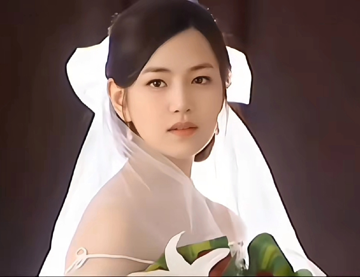 以前提到陈妍希，很多人就想到“小笼包”这个梗，对她的颜值有了刻板印象。但其实她年