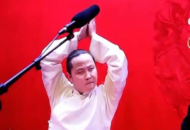 这几天退出德云社的闫云达可谓是被德云社的师兄弟们喷的是焦头烂额，掀起了新一轮的网