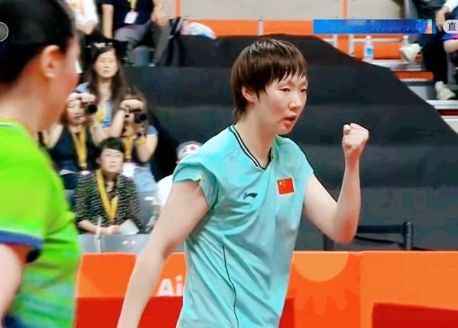王曼昱3:2拿下张本美和的时候，大家看到看台上王励勤和秦志戬的表情了吗？两人