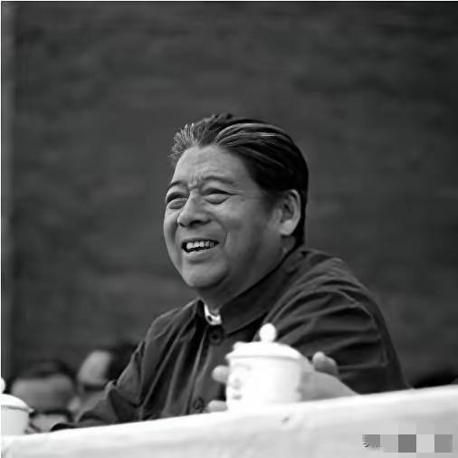 饶斌（1913年－1987年），吉林省吉林市人，饶斌祖籍南京，生于吉林，原名叫饶