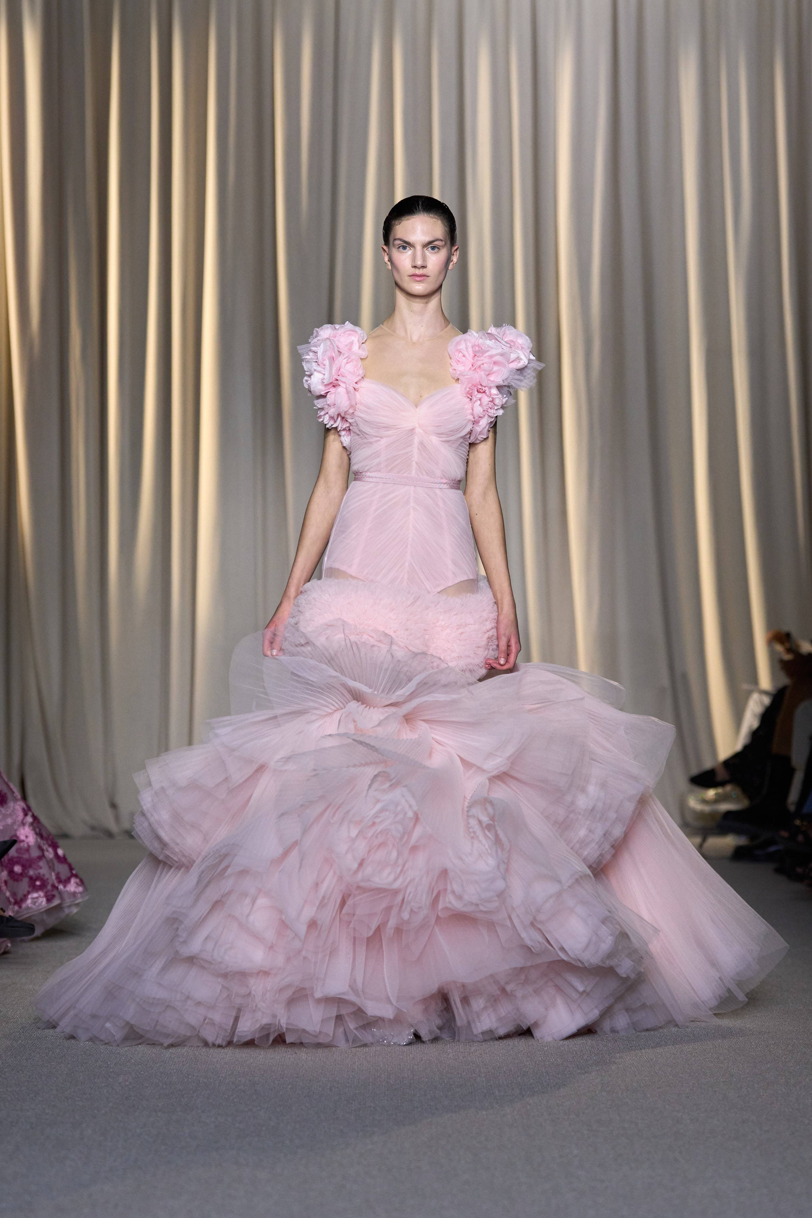 穗牌GiambattistaValli高定秀场上的大体积纱裙，层层薄纱堆积而