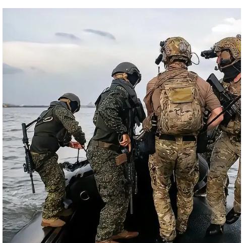 “美国军队没有政委，照样纪律严明、听令行事，几十年没出乱子，这是为什么？”当不少