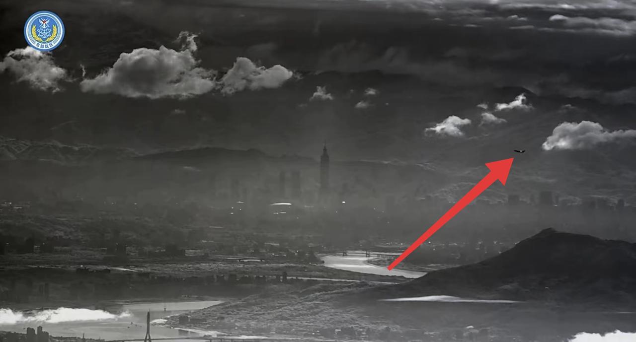 台军刚发布福建号航空母舰的光电照片没多久，解放军就甩出了台北101大厦的画面！