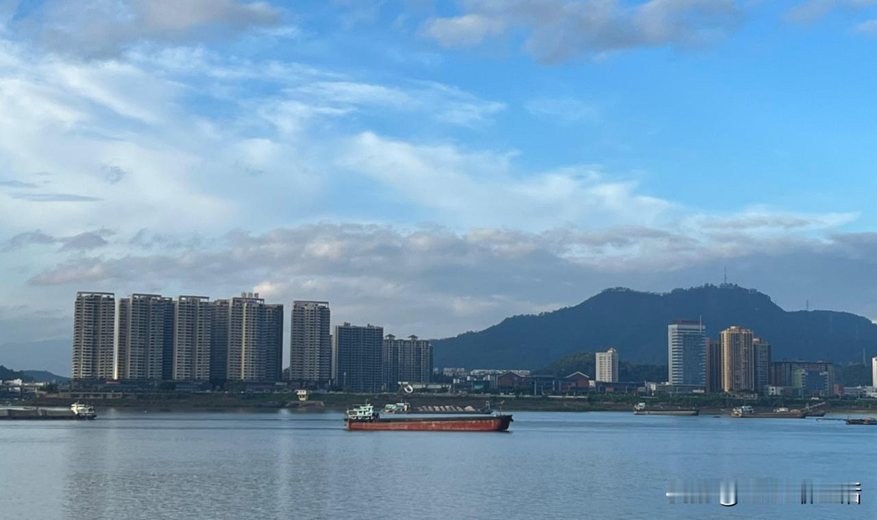 奉劝普通人别掏空家底硬买房如今生活压力越来越大房贷车贷压得普通人喘不过气