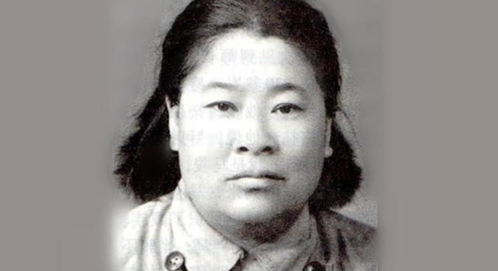 1933年，许世友听说部队有一位武当出身的女侠，便想要切磋一番，他迈着自信的步伐