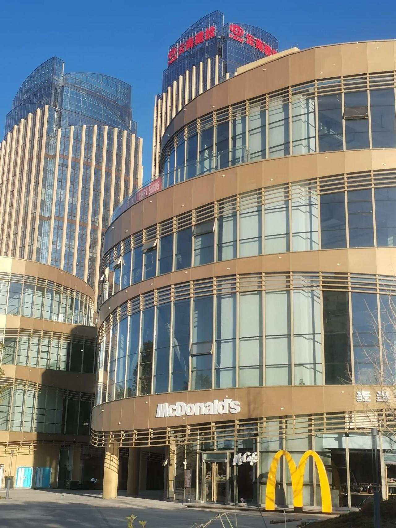 呈贡区斗南片区唯一的麦当劳店铺正在做最后的收尾工作，这个是云南建投的一个综合体项