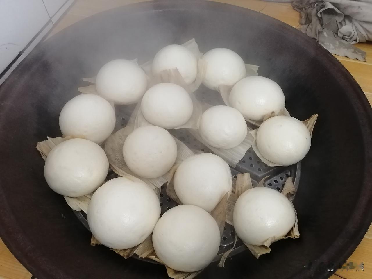 大锅蒸馒头由于鼓风机全力鼓吹，有硬柞木作为燃烧中心，伴以大煤块培烧，温度刚刚好。