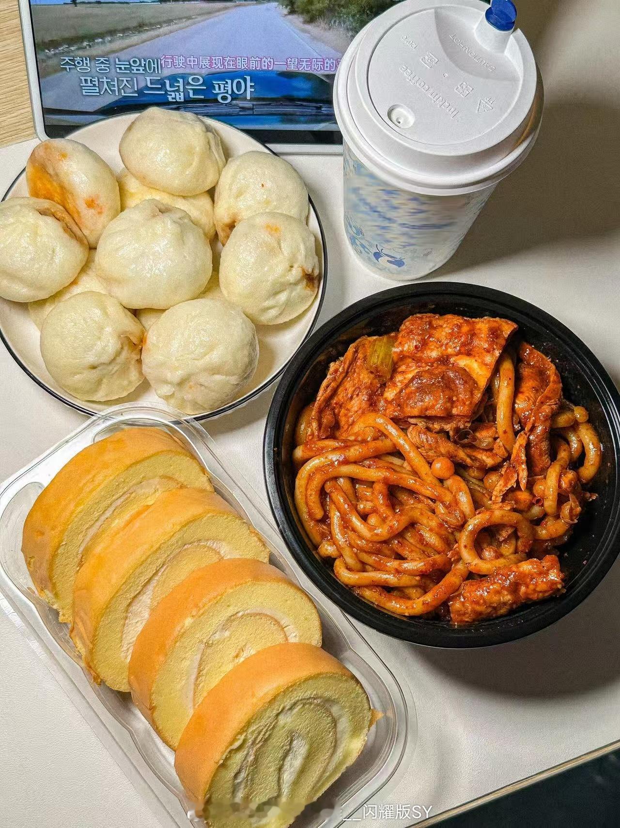 珍珠奶茶是冬天最小单位的幸福那杯热气腾腾的奶茶摆在我桌上，加班到深夜的疲惫随着茶