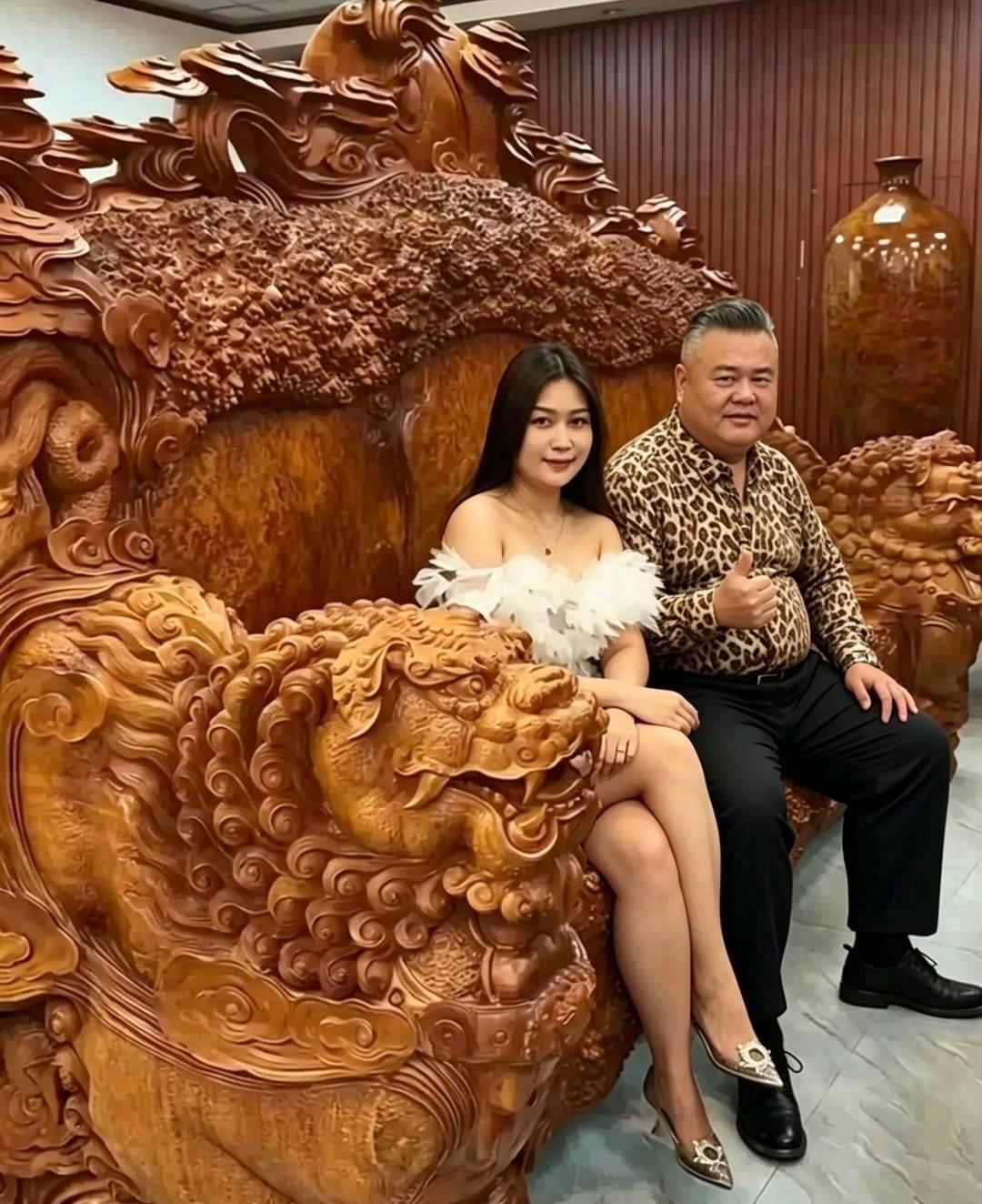 先不说这个沙发多少钱？能不能买得起？咱就问一句：什么样的客厅才能摆得下？什么