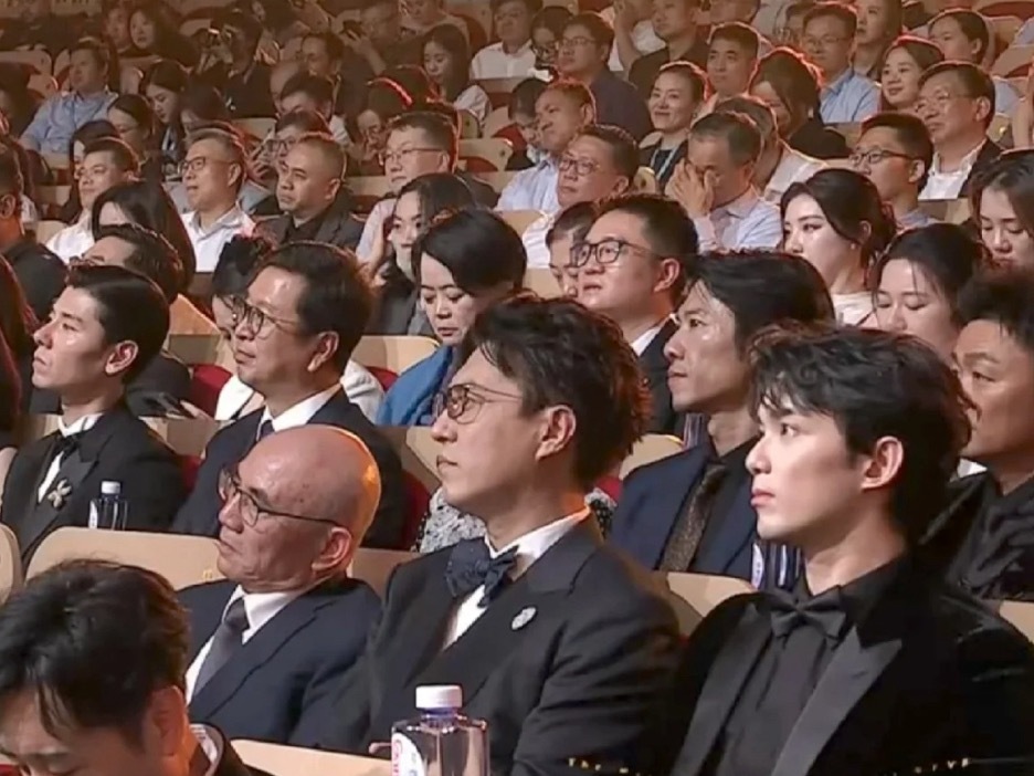 吴磊不是去当野人了吗怎么白的这么突出，而且少年感也太强了吧！​​​