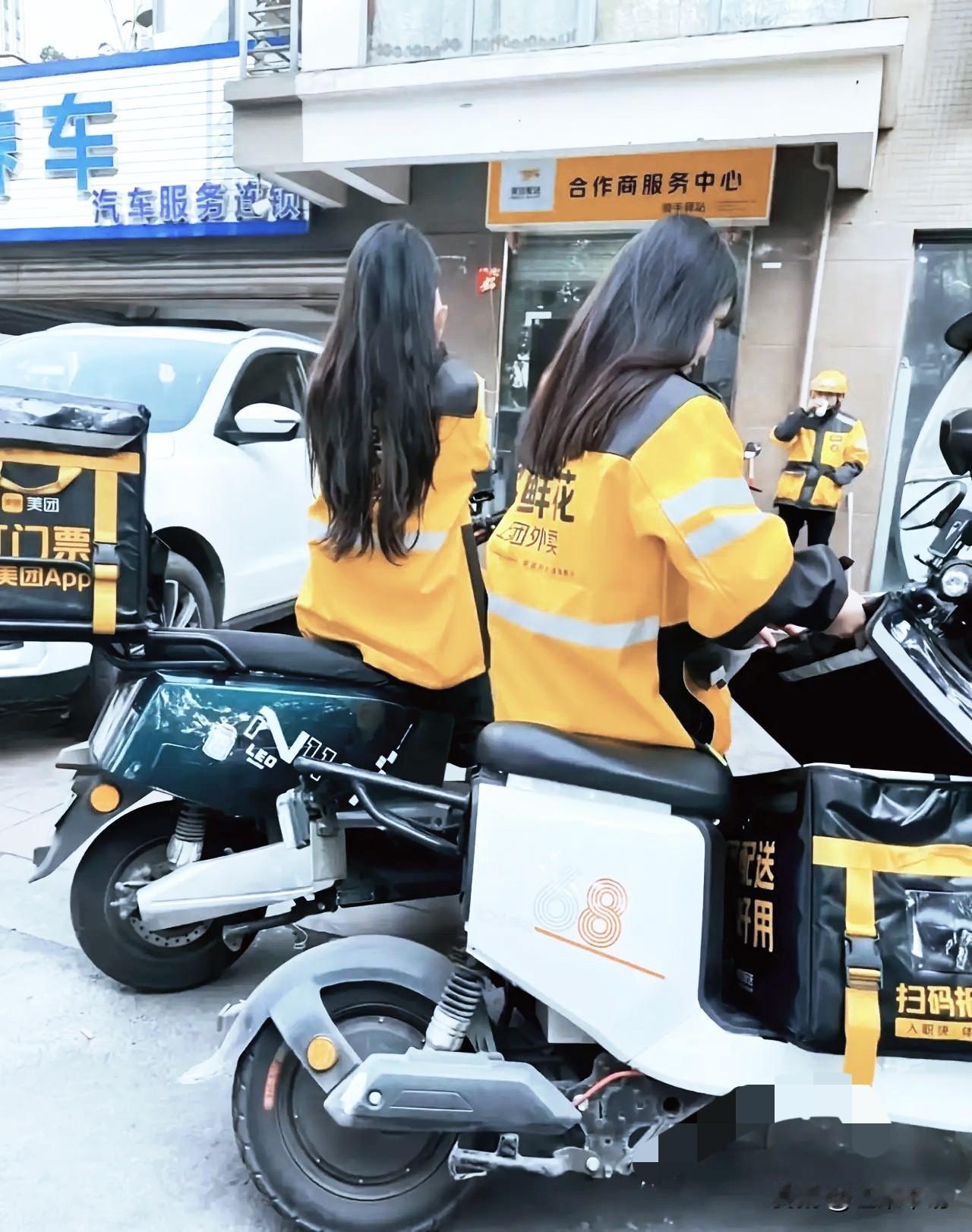 为什么现在很多女生也开始送外卖了？那天暴雨，我在便利店躲雨，看见个穿粉色雨衣