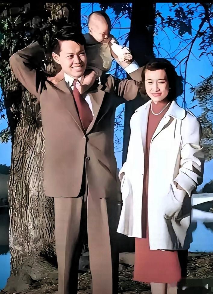 先生溘然长逝，103岁的人生落幕，最戳人的是1951年那张美国全家福，他抱着一岁