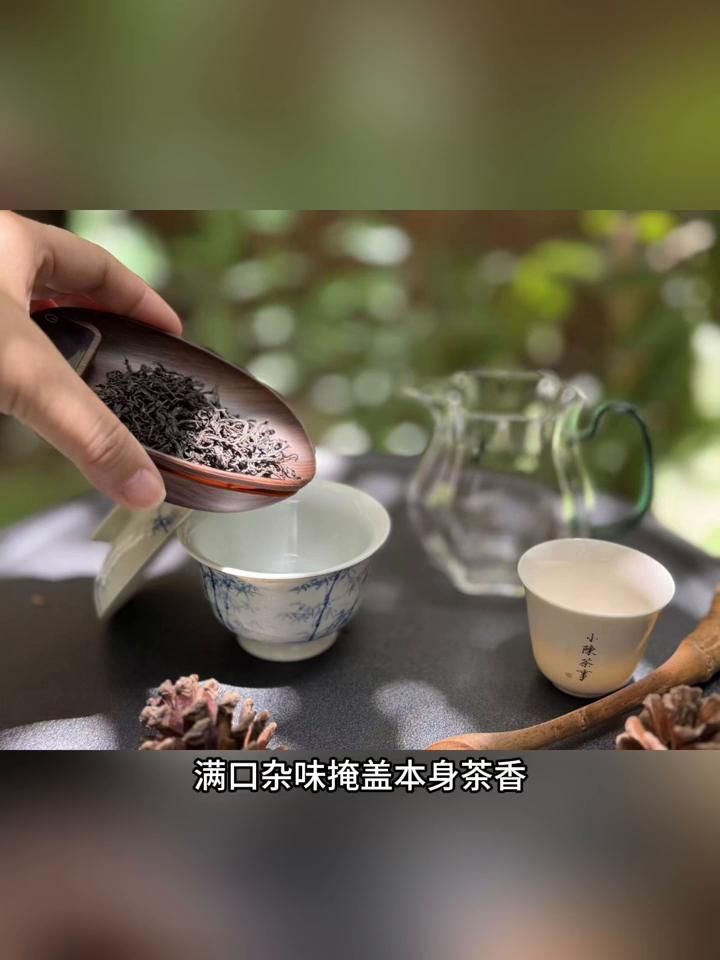 泡茶时这3个坏习惯赶紧改掉！·第一点：茶叶随意大量投放。很多人误以为茶放的多味