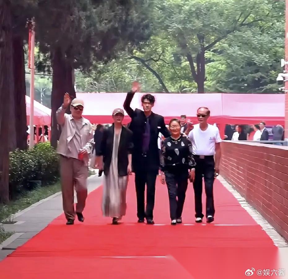 别装了！看看什么叫真正的大明星。陈建斌和蒋勤勤，参加儿子在清华附中的高中毕业典