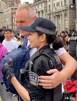必须为这位外滩执勤女特警点赞👍外籍游客请求合影，她出于善意同意拍照，可对