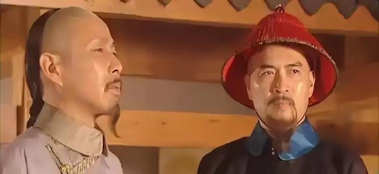 康熙设宴，发现一位将军偷偷打包菜肴，正欲发作，李光地却小声道："皇上，他家中有位
