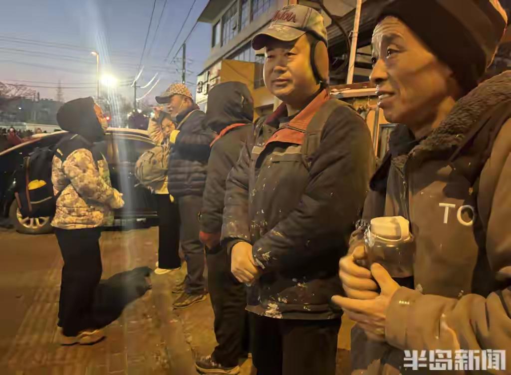 凌晨四点的青岛株洲路零工市场：零下4℃寒风中，上千打工人的热气腾腾人生，每一张冻