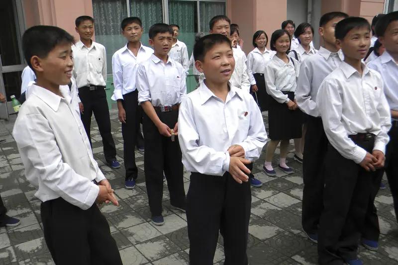 普通班的学生在庆祝投诉成功，周末学校被迫大休。重点班的学生悄无声息的转到实验室周