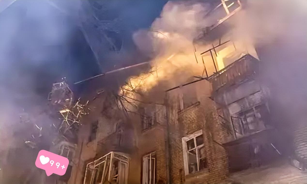 太惨烈了，今天凌晨乌克兰人还在睡梦中，突然被密集的爆炸声炸懵了，俄罗斯直接发动大