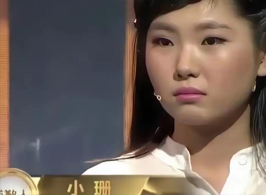 🐰山东1女孩父亲去世，母亲瘫痪，她辍学打工，一陌生男子资助她上大学，谁