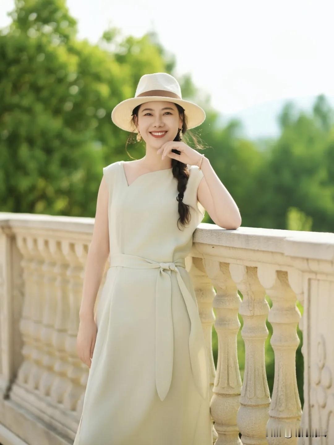 拍照想有气质，真不用硬拗。我发现如果越是在意镜头，出来的照片越僵，反倒是那些随意