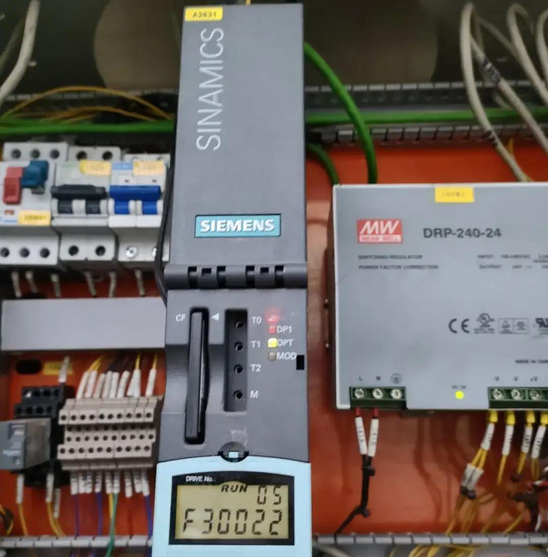 电工老张干了十年，拿证、复审、爬防爆区，每月到手七千出头。隔壁产线新来的小伙