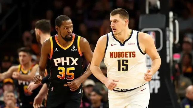 近日，前NBA巨星查尔斯-巴克利在接受《丹佛邮报》采访时点评了NBA各队休赛期的