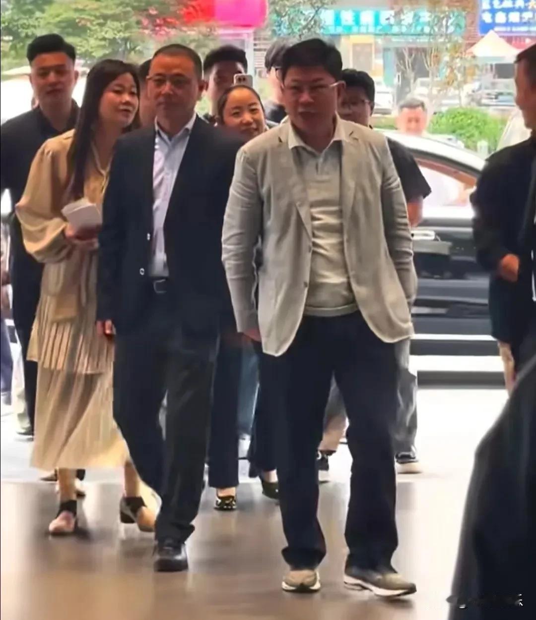 余承东中秋返乡顺路巡店，偶遇“五界”女车主笑开了花！中秋节，余承东在返乡路上