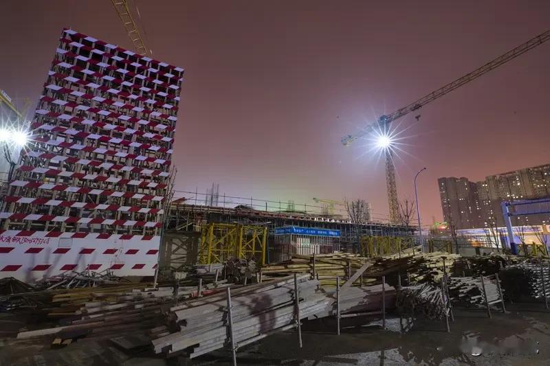 夜间施工现场正在开展柱筋、模板施工作业，建设单位巡查时未见监理在岗，随即问询施工