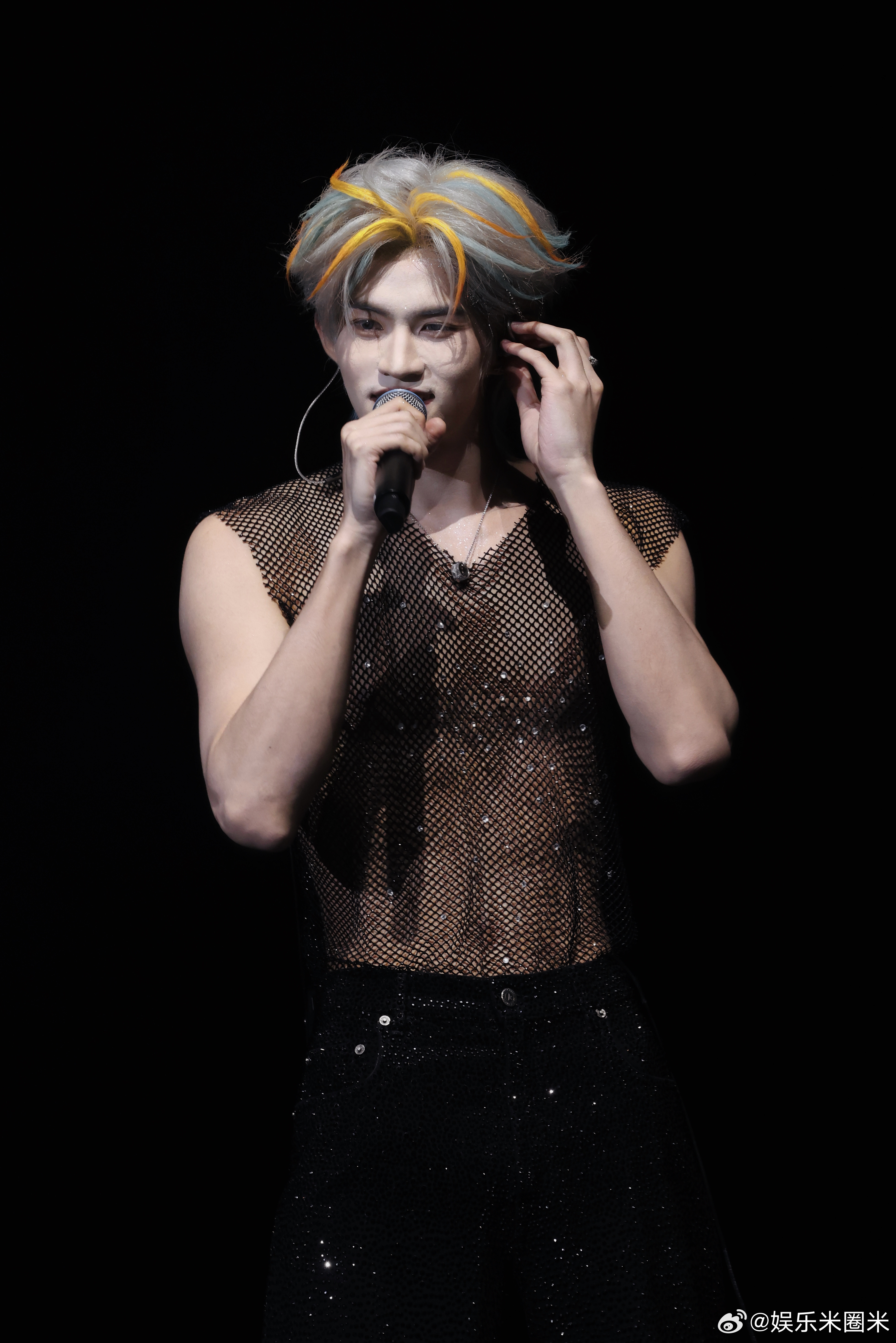 云旗富有且慷慨这福利谁顶得住啊！云旗脱外套露腹肌，荷尔蒙爆棚又野又欲，大方到犯