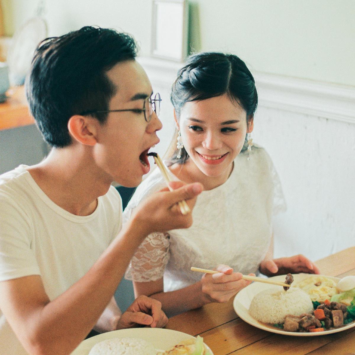 今天说个没人好意思明说的反常识真相：情侣之间，男人嫌弃女人爱吃的东西，转头吃女