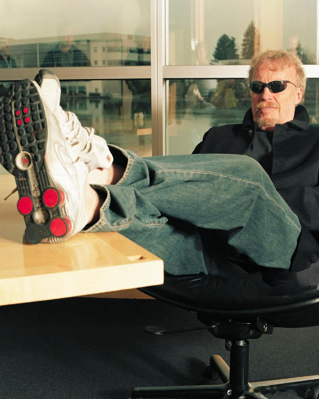 SoleWatch经典老照片：2005年，菲尔·奈特休闲地坐在办公室，穿戴Ni