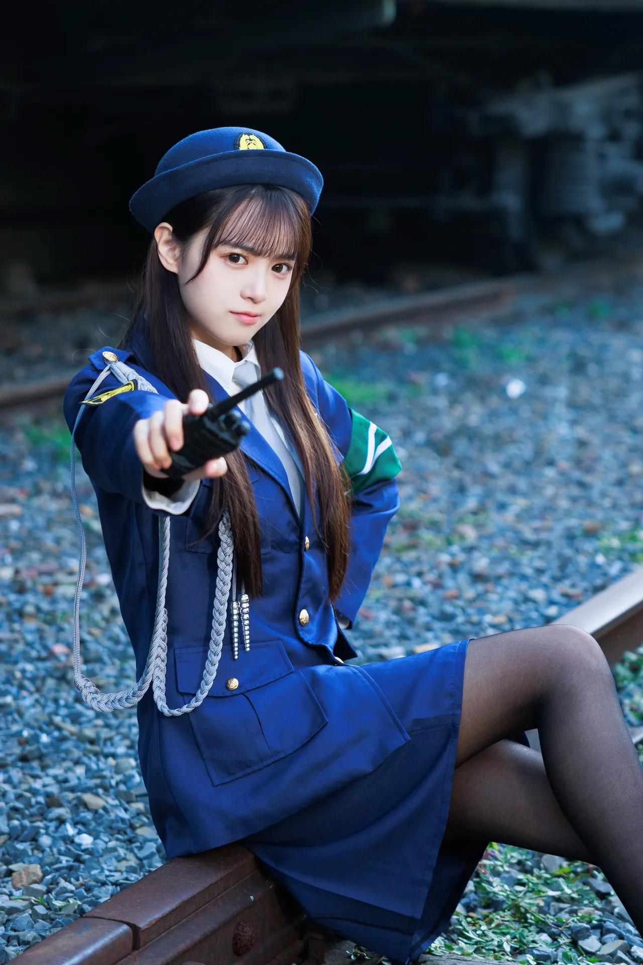 你看出来，她是什么职业么？看起来权力很大的样子！职业装摄影场景选择应该和职业